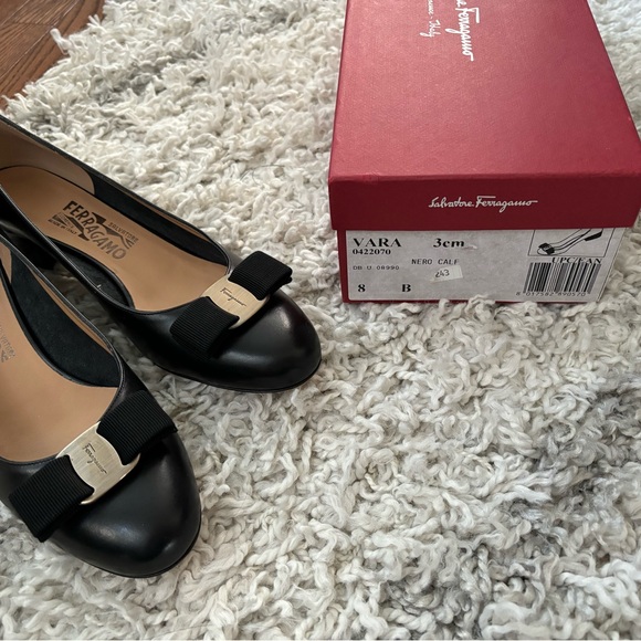 Authentic Ferragamo Vara shoes 8B - Picture 2 of 9